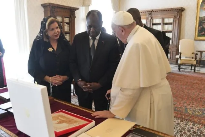 البابا فرنسيس يلتقي رئيس جمهوريّة ساحل العاج