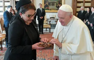 البابا فرنسيس يلتقي رئيسة هندوراس Provided by: Vatican Media