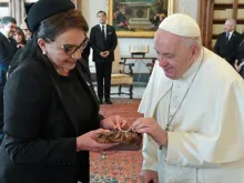 البابا فرنسيس يلتقي رئيسة هندوراس