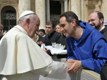 البابا فرنسيس يصافح الأب وسام معلوف في مايو/أيّار 2015