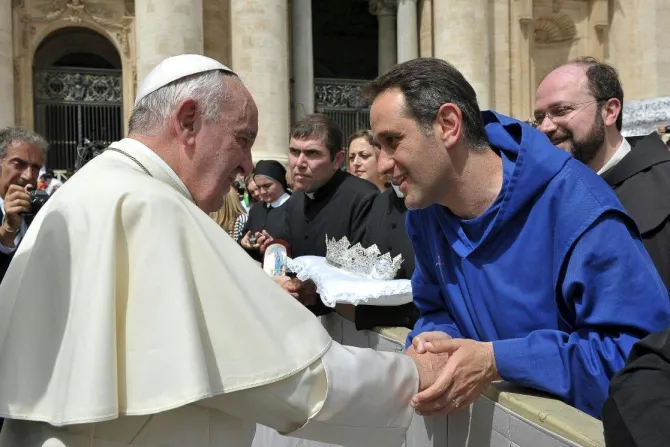 البابا فرنسيس يصافح الأب وسام معلوف