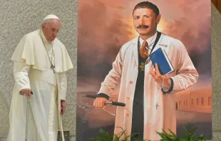 البابا فرنسيس، وصورة الطوباوي أرتيميد زاتي (إلى اليمين) Provided by: Vatican Media