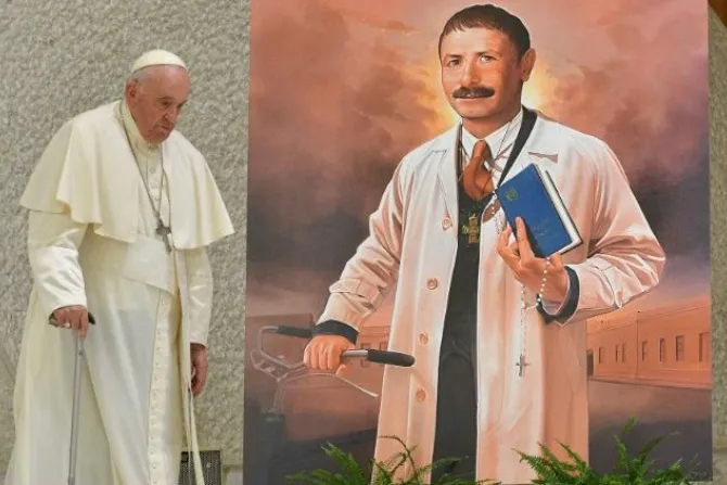 البابا فرنسيس، وإلى اليمين صورة الطوباوي أرتيميد زاتي