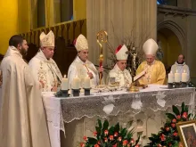 الراعي يحتفل بالذبيحة الإلهيّة في كنيسة القديس بنديكتوس في لندن، بريطانيا