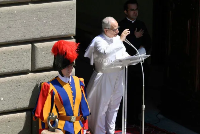 البابا لاوون الرابع عشر يتلو كلمته ظهر اليوم بعد صلاة التبشير الملائكي مع المؤمنين في ساحة الحرّية في كاستل غاندولفو