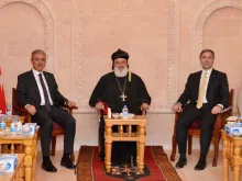 البطريرك أفرام الثاني مع نائب رئيس حزب العدالة والتنمية التركي والمسؤول عن العلاقات الخارجية