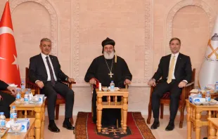 البطريرك أفرام الثاني مع نائب رئيس حزب العدالة والتنمية التركي والمسؤول عن العلاقات الخارجية مصدر الصورة: بطريركية السريان الأرثوذكس