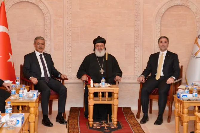 البطريرك أفرام الثاني مع نائب رئيس حزب العدالة والتنمية التركي والمسؤول عن العلاقات الخارجية