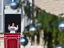 البابا لاوون الرابع عشر يتلو صلاة التبشير الملائكيّ مع المؤمنين في ساحة القدّيس بطرس الفاتيكانيّة