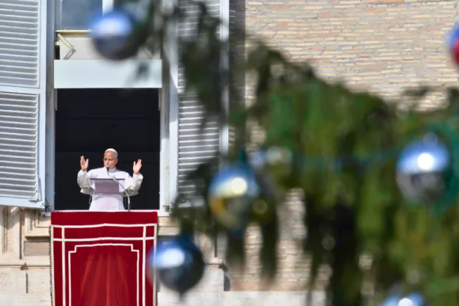 البابا لاوون الرابع عشر يتلو صلاة التبشير الملائكيّ مع المؤمنين في ساحة القدّيس بطرس الفاتيكانيّة