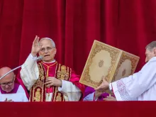 البابا لاوون الرابع عشر يمنح بركته الرسوليّة من شرفة بازيليك القدّيس بطرس المركزيّة بعد انتخابه