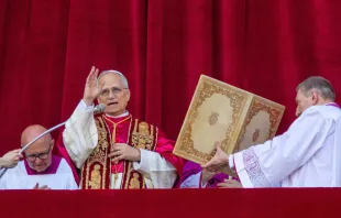 البابا لاوون الرابع عشر يمنح بركته الرسوليّة من شرفة بازيليك القدّيس بطرس المركزيّة بعد انتخابه مصدر الصورة: دانييل إيبانيز/آسي مينا