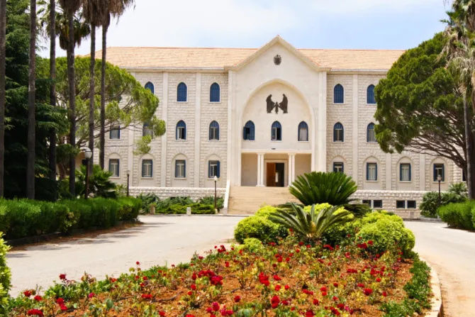 دير الرئاسة العامّة لجمعيّة راهبات العائلة المقدّسة المارونيّات في بلدة عبرين اللبنانيّة