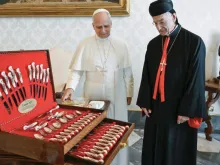 الراعي يقدّم إلى البابا لاوون مجموعة من سكاكين بلدة جزين اللبنانيّة