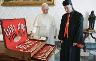 الراعي يقدّم إلى البابا لاوون مجموعة من سكاكين بلدة جزين اللبنانيّة مصدر الصورة: البطريركيّة المارونيّة