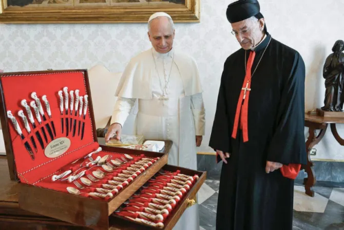 الراعي يقدّم إلى البابا لاوون مجموعة من سكاكين بلدة جزين اللبنانيّة