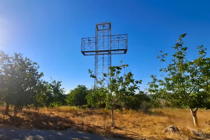 «صليب كلّ الشعوب» في قناة باكيش بقرية بسكنتا اللبنانيّة