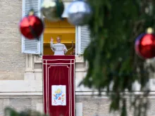 البابا لاوون الرابع عشر يتلو صلاة التبشير الملائكيّ مع المؤمنين في ساحة القدّيس بطرس الفاتيكانيّة