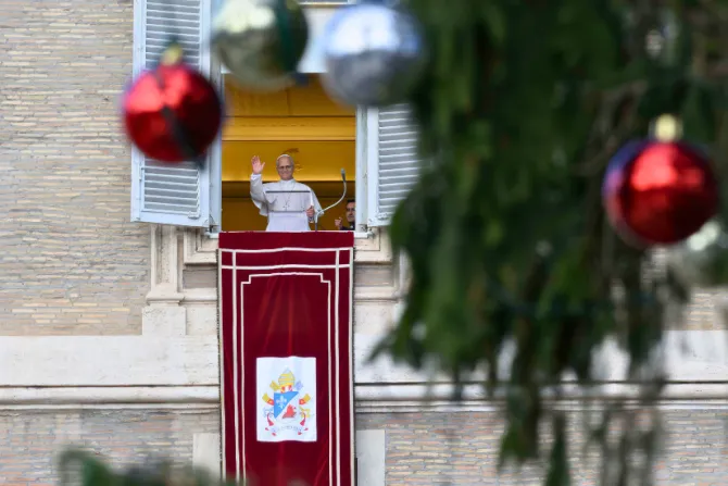 البابا لاوون الرابع عشر يتلو صلاة التبشير الملائكيّ مع المؤمنين في ساحة القدّيس بطرس الفاتيكانيّة