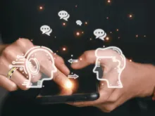 يُواجِه من يلجأ إلى التطبيقات الذكيّة أزمةً تُهدّد ارتباطه العاطفيّ