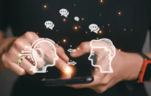 يُواجِه من يلجأ إلى التطبيقات الذكيّة أزمةً تُهدّد ارتباطه العاطفيّ مصدر الصورة: FAMILY STOCK/Shutterstock