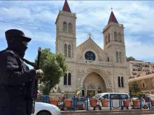 عناصر الأمن العامّ يحرسون الكنائس في سوريا