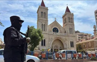 عناصر الأمن العامّ يحرسون الكنائس في سوريا مصدر الصورة: سانا