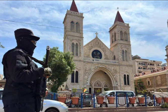 عناصر الأمن العامّ يحرسون الكنائس في سوريا