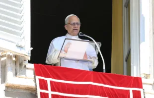 البابا لاوون الرابع عشر يتلو صلاة التبشير الملائكيّ مع المؤمنين المحتشدين في ساحة القدّيس بطرس-الفاتيكان مصدر الصورة: فاتيكان ميديا