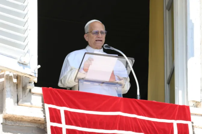 البابا لاوون الرابع عشر يتلو صلاة التبشير الملائكيّ مع المؤمنين المحتشدين في ساحة القدّيس بطرس-الفاتيكان