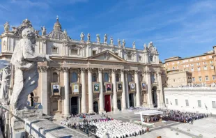 البابا لاوون الرابع عشر يُعلن 7 قدّيسين جدد في ساحة القدّيس بطرس الفاتيكانيّة مصدر الصورة: دانييل إيبانيز/آسي مينا