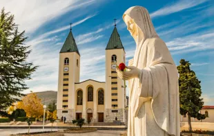 كنيسة القدّيس يعقوب في قرية مديغورييه-البوسنة والهرسك، أحد أماكن العبادة الرئيسة في الضيعة المرتبطة بظهورات السيّدة العذراء المفترضة مصدر الصورة: Vivida Photo PC/Shutterstock