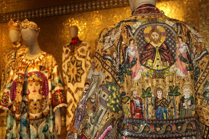 بعضٌ من تصاميم دار دولتشي آند غابانا المستوحاة من الرموز الدينيّة