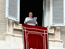 البابا لاوون الرابع عشر يتلو صلاة التبشير الملائكيّ مع المؤمنين في ساحة القدّيس بطرس الفاتيكانيّة