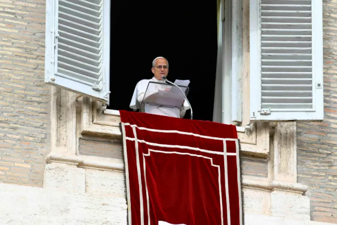 البابا لاوون الرابع عشر يتلو صلاة التبشير الملائكيّ مع المؤمنين في ساحة القدّيس بطرس الفاتيكانيّة