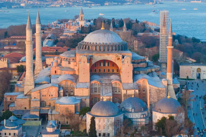 آيا صوفيا وباحة السلطان أحمد في إسطنبول