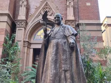 تمثال البابا القدّيس يوحنّا الـ23 في ساحة كنيسة القدّيس أنطونيوس البداونيّ- إسطنبول