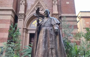 تمثال البابا القدّيس يوحنّا الـ23 في ساحة كنيسة القدّيس أنطونيوس البداونيّ- إسطنبول مصدر الصورة: سهيل لاوند/آسي مينا