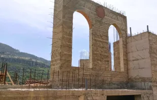 المبنى الجديد لكنيسة القدّيسة تقلا في مجدليا اللبنانيّة لا يزال قيد الإنشاء مصدر الصورة: شوقي زيادة