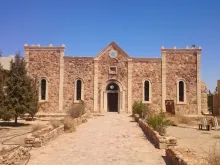 دير مار إليان بعد تعرَّضه للتدنيس بأيدي عناصر داعش في أغسطس/آب 2015