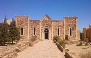 دير مار إليان بعد تعرَّضه للتدنيس بأيدي عناصر داعش في أغسطس/آب 2015 مصدر الصورة: منظمّة «إنقاذ مسيحيّي الشرق-SOS»