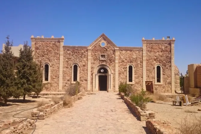 دير مار إليان بعد تعرَّضه للتدنيس بأيدي عناصر داعش في أغسطس/آب 2015