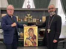 الأب كايلي يسلّم المطران حنّو أيقونة «أمّ المسيحيّين المُضطَهَدين»
