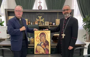 الأب كايلي يسلّم المطران حنّو أيقونة «أمّ المسيحيّين المُضطَهَدين» مصدر الصورة: الأب بندكت كايلي