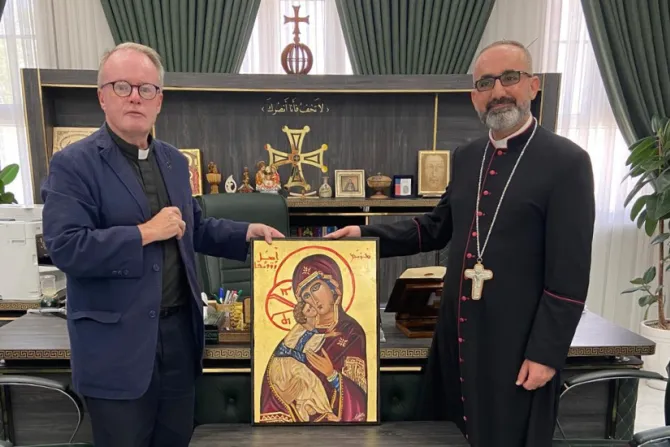 الأب كايلي يسلّم المطران حنّو أيقونة «أمّ المسيحيّين المُضطَهَدين»
