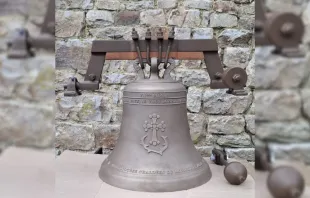 الجرس المزمع رفعه في كاتدرائيّة الطاهرة في الموصل مصدر الصورة: منظّمة عمل الشرق