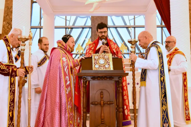 شمّاسٌ يقرأ الإنجيل في عيد مار إسطفانوس بحسب طقس الكنيسة السريانيّة