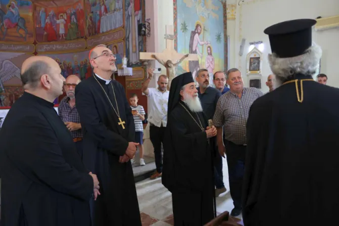 البطريركان بيتسابالا وثيوفيلوس الثالث والوفد المرافق يزورون غزّة اليوم بعد قصف كنيسة العائلة المقدّسة للاتين أمس