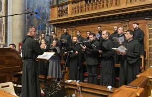 مع جوق الترتيل في خلال يوم الصلاة من أجل السلام بحضور البابا فرنسيس مصدر الصورة: الأخت نرجس