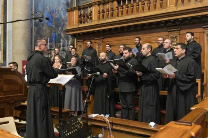 مع جوق الترتيل في خلال يوم الصلاة من أجل السلام بحضور البابا فرنسيس